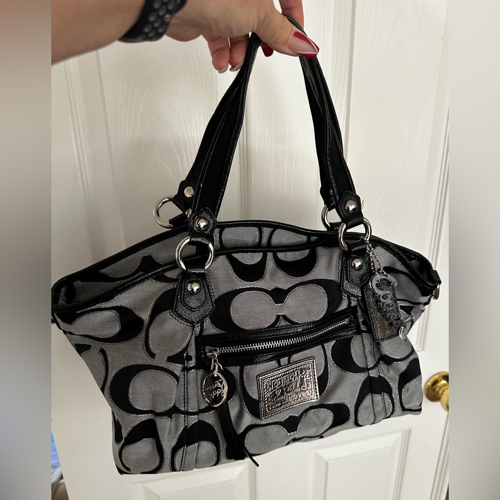Coach shoulder bag. Black and Silver
